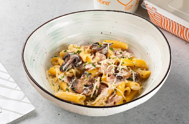 Пенне с грибами и ветчиной
