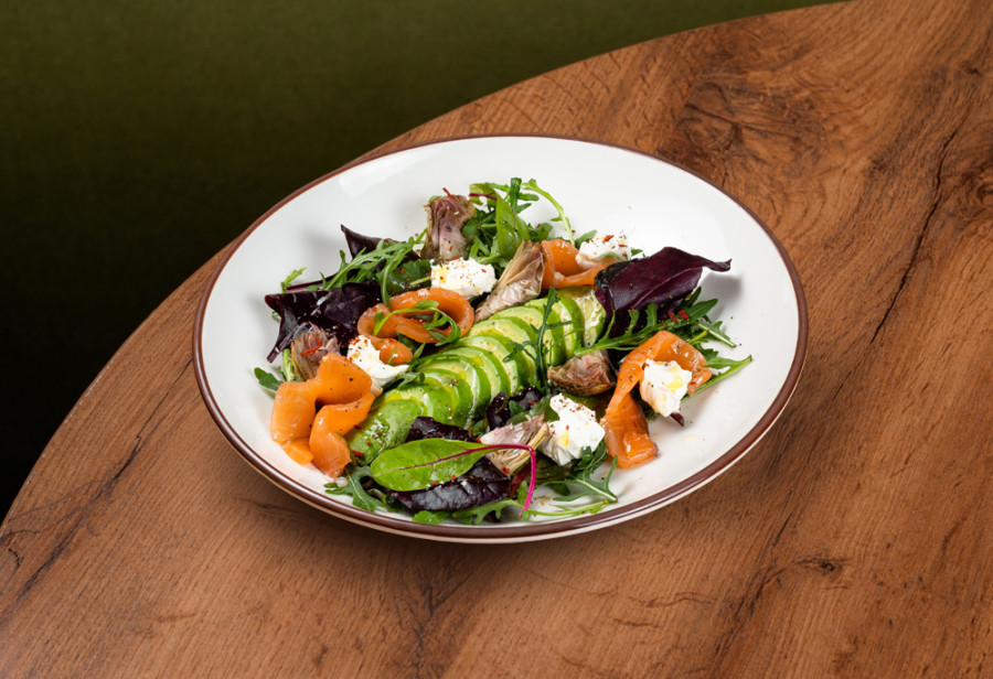 Салат с лососем, авокадо и артишоками