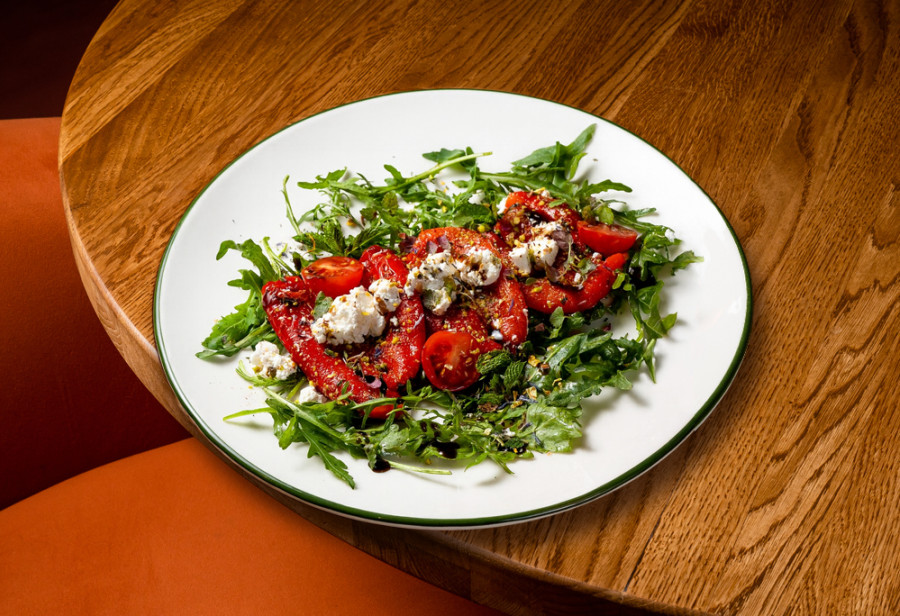 Печёные перцы с брынзой и фисташками